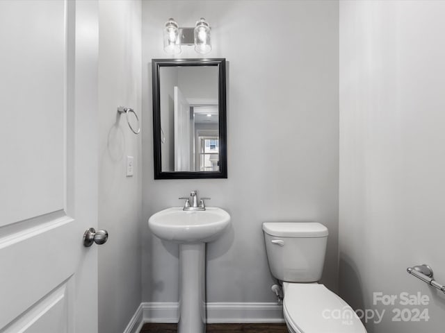 bathroom featuring toilet and sink