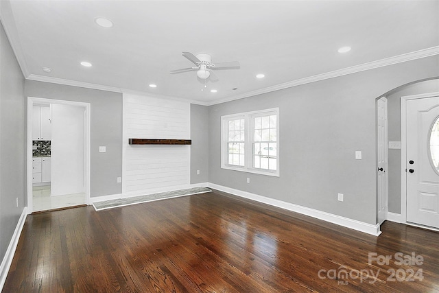 entrance foyer with ceiling fan, dark hardwood / wood-style flooring, and crown molding