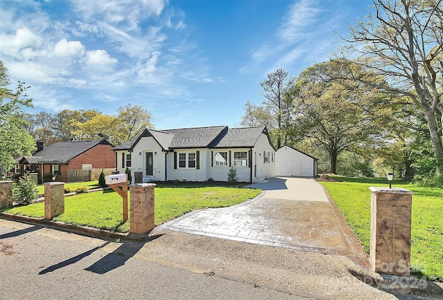 view of front of house featuring a front yard