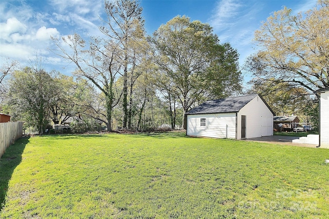 view of yard with an outdoor structure