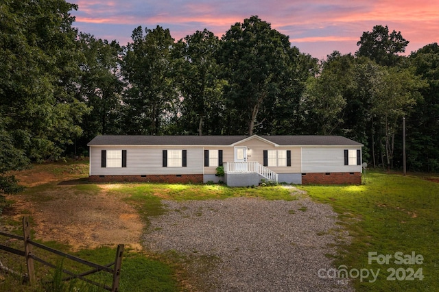 manufactured / mobile home featuring a lawn