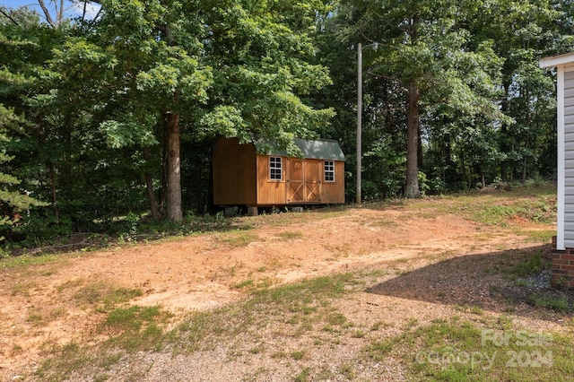 view of yard with a storage shed