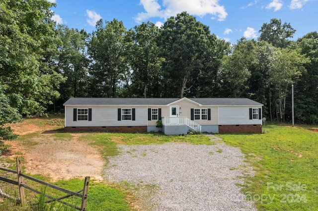 manufactured / mobile home with a front yard