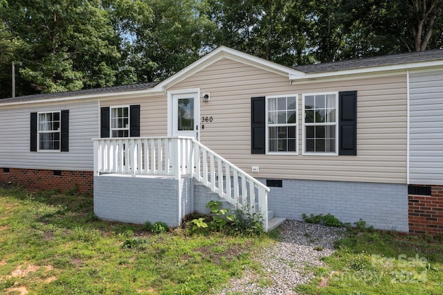 view of front of home with a front lawn