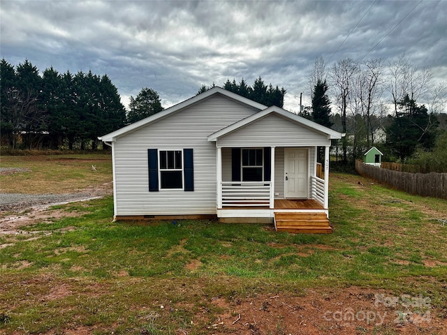 view of front of property featuring a front yard and a porch