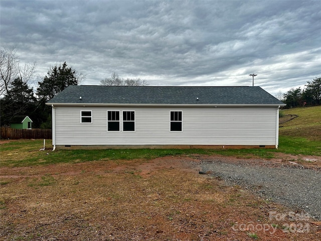 view of side of property featuring a lawn