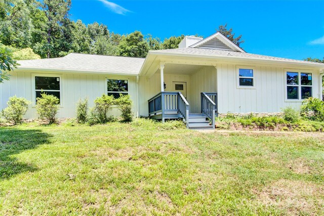 view of front of house with a front yard