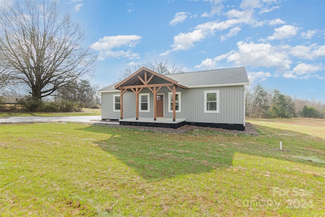 view of front facade with covered porch and a front lawn