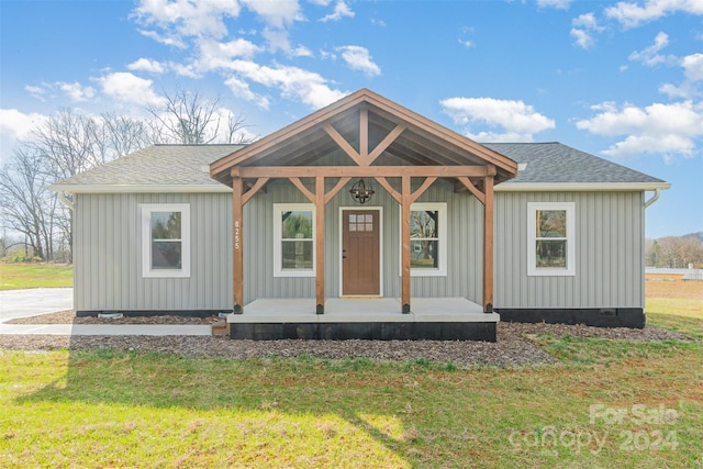 view of front of home with a front lawn and covered porch