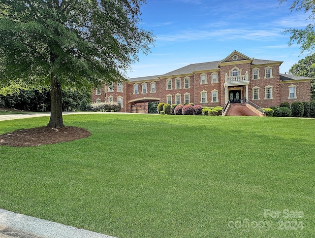 townhome / multi-family property featuring a front lawn