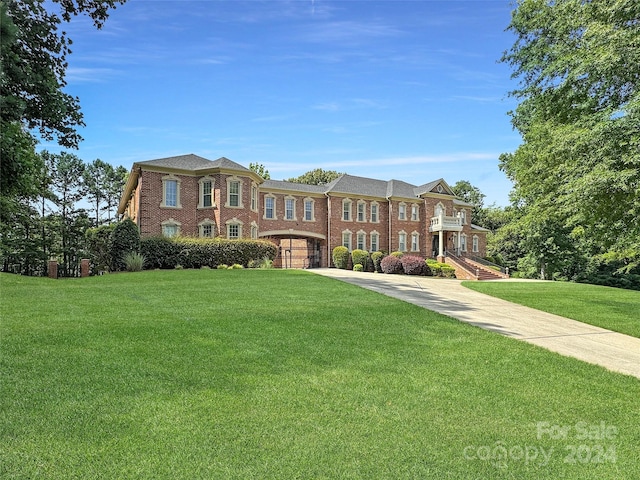 view of front facade featuring a front yard