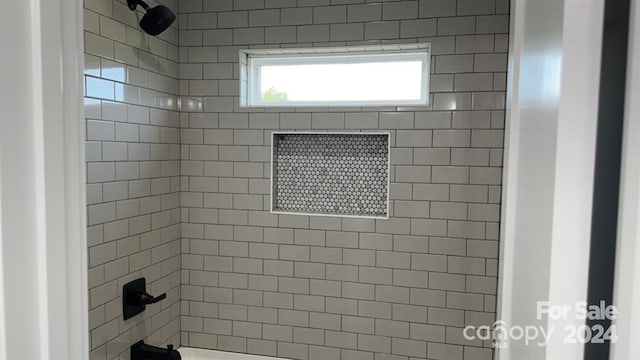 bathroom featuring tiled shower / bath combo