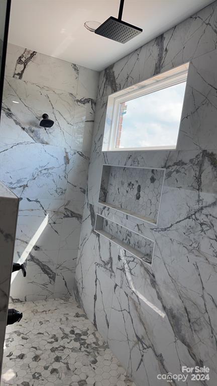 bathroom featuring a tile shower