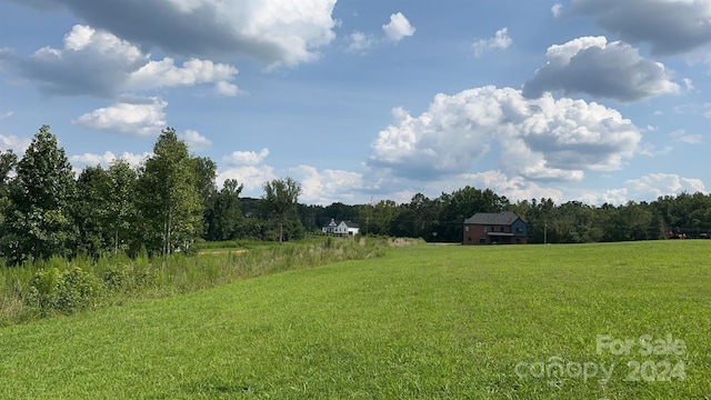 view of yard featuring a rural view