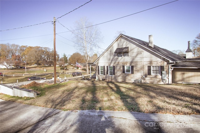 view of front of house featuring a front lawn