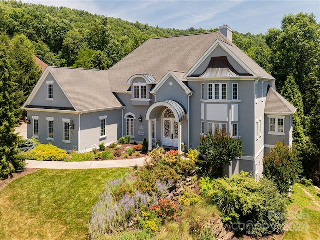 view of front of house with a front lawn