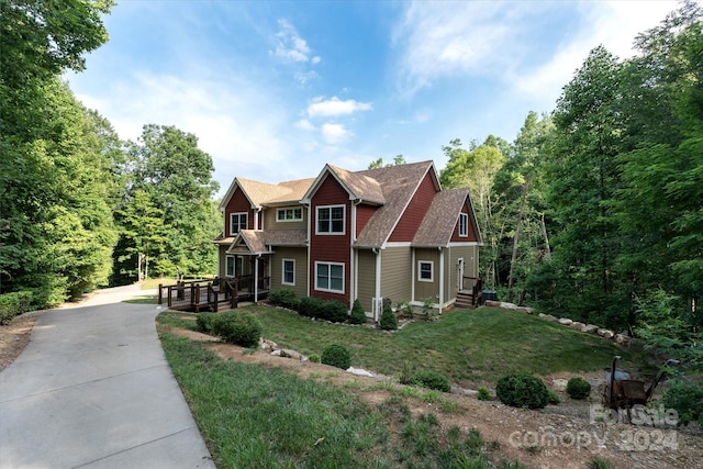 craftsman inspired home featuring a front yard