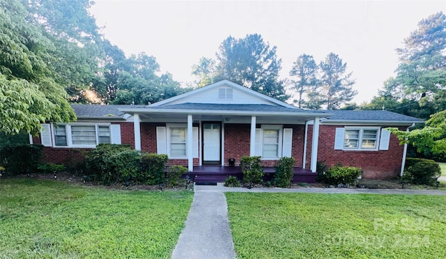 view of front of property featuring a front lawn and covered porch