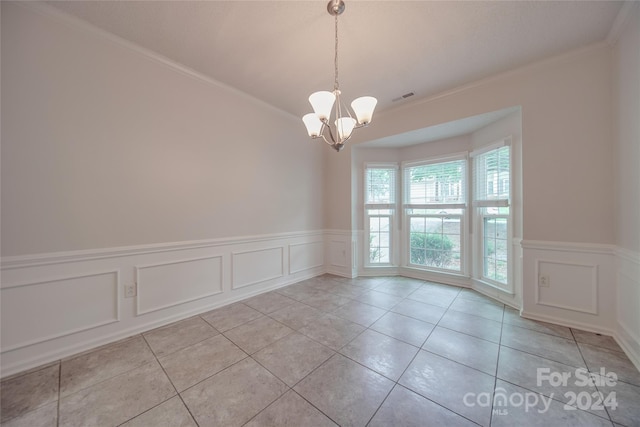 spare room with ornamental molding, a chandelier, and light tile patterned flooring