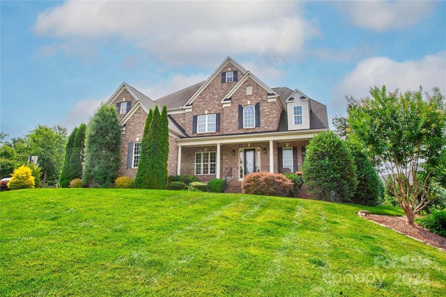 view of front facade with a front lawn and covered porch