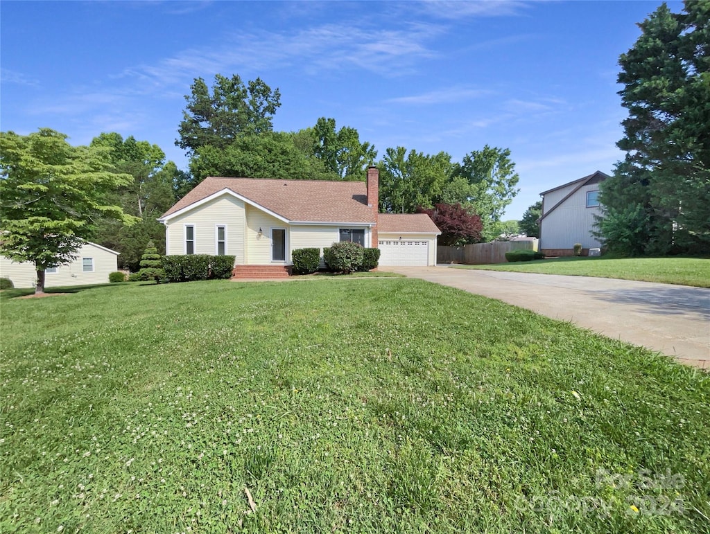 single story home with a front lawn