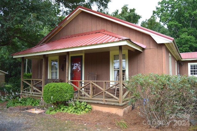 view of front of house featuring covered porch