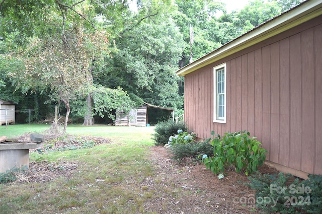 view of yard featuring a storage unit