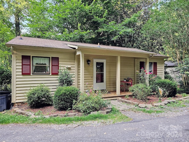 view of front of house featuring a porch