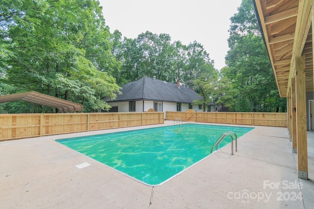 view of swimming pool