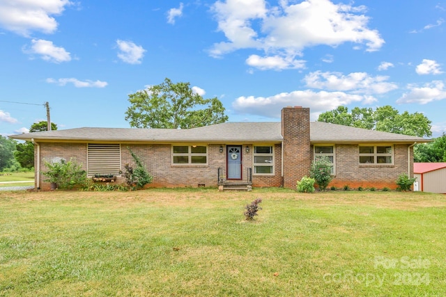 ranch-style home featuring a front lawn