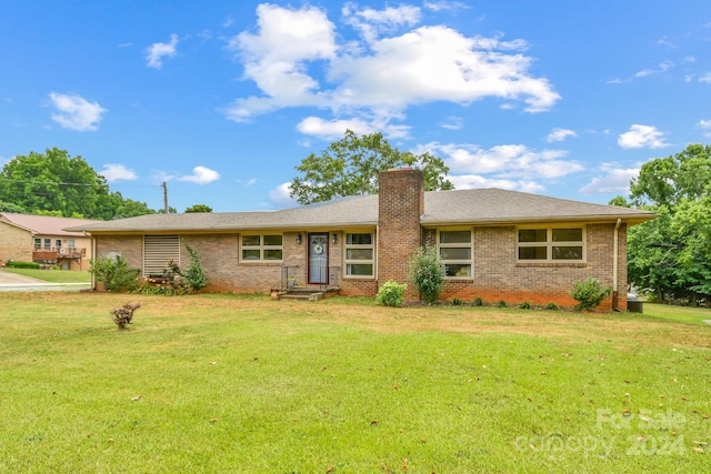 single story home featuring a front yard