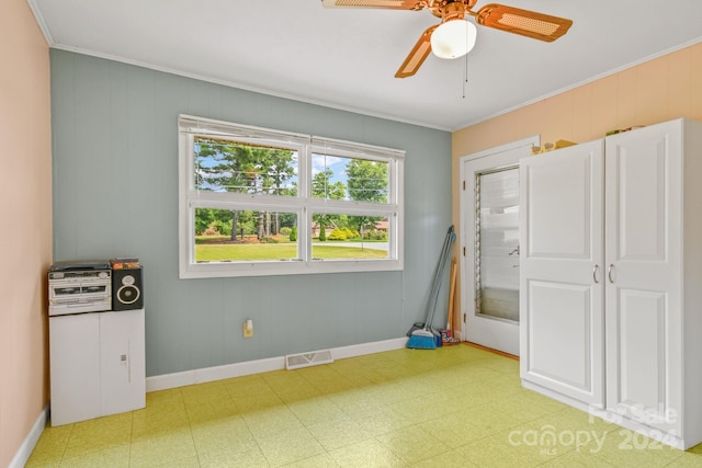 unfurnished bedroom featuring ceiling fan