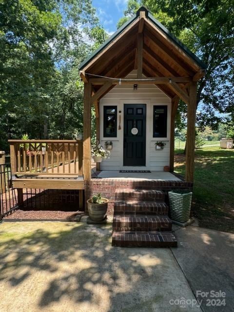 property entrance with a wooden deck