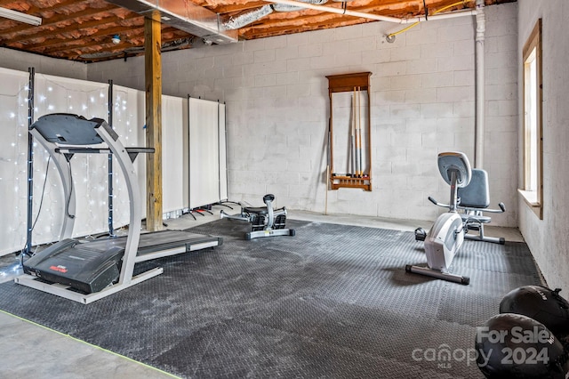 workout room with concrete flooring