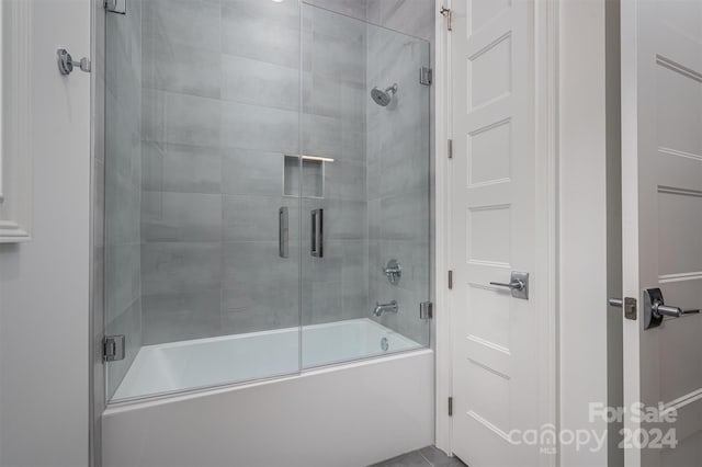 bathroom with enclosed tub / shower combo