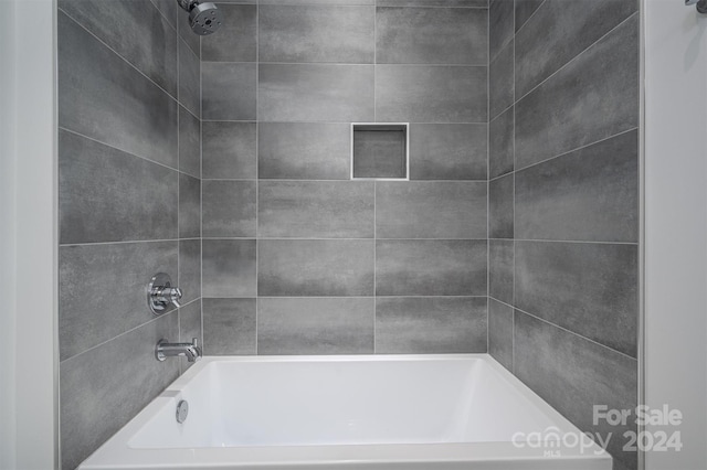 bathroom featuring tiled shower / bath combo