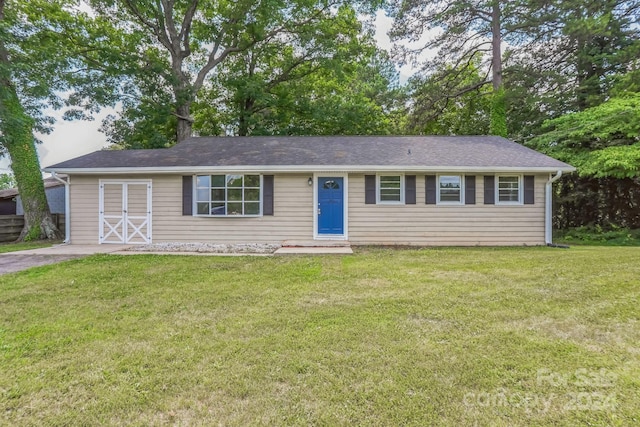 ranch-style house featuring a front lawn