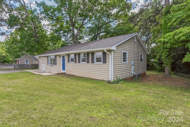 ranch-style home featuring a front lawn