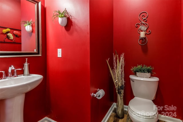 bathroom featuring toilet and sink