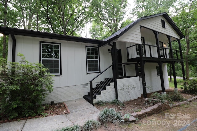 view of front of property featuring a balcony