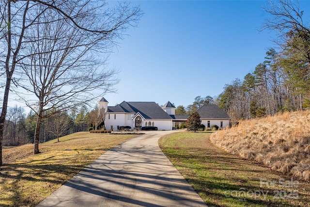 view of front of property featuring a front yard