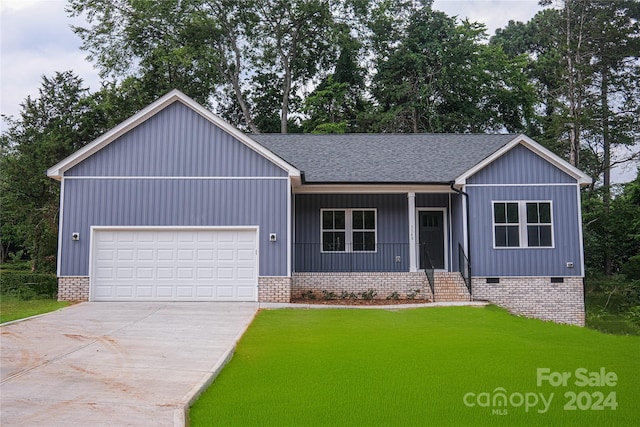 view of front facade featuring a front yard and a garage