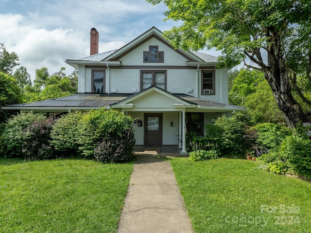 view of front of property featuring a front yard and a porch