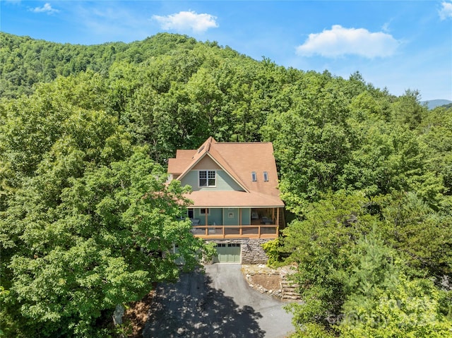 birds eye view of property featuring a wooded view