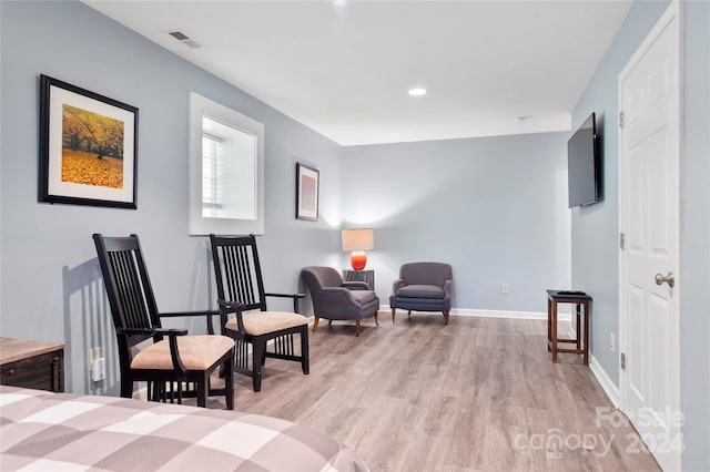 living area with visible vents, recessed lighting, light wood-style flooring, and baseboards