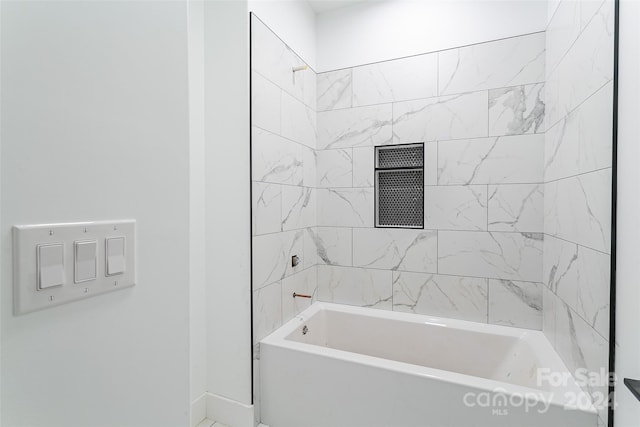 bathroom with tiled shower / bath combo