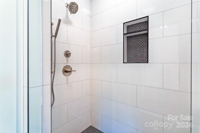 bathroom featuring tiled shower