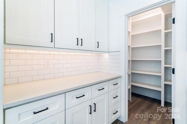 kitchen with backsplash and white cabinets