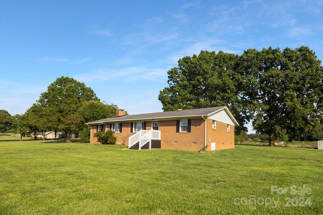 view of front facade with a front yard