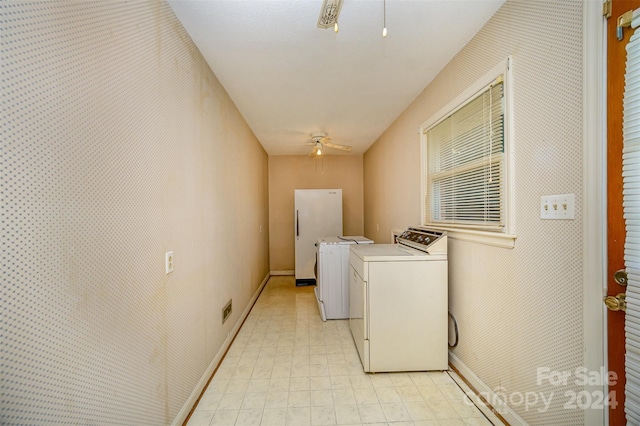 washroom featuring ceiling fan and independent washer and dryer